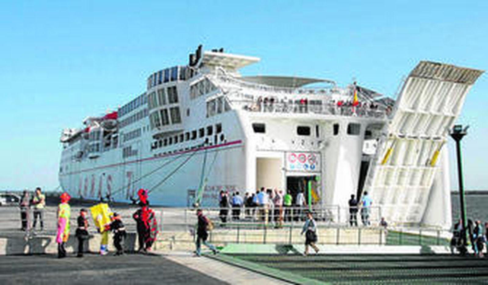 Primera llegada del ferry de Armas, en abril de 2011.