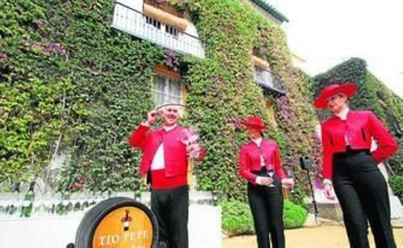 Un venenciador y dos azafatas de 'Tío Pepe', ayer en la presentación de los Finos Palmas en el Palacio de las Dueñas.