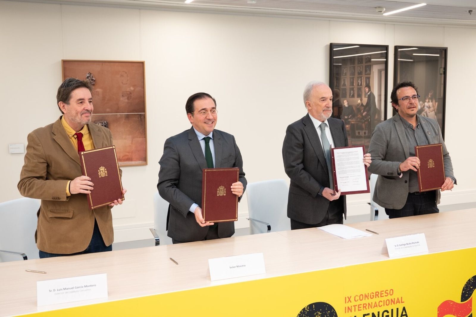 El director del Instituto Cervantes, Luis García Montero; el ministro de Asuntos Exteriores, José Manuel Albares; el director de la Real Academia Española y presidente de la Asociación de Academias de la Lengua Española, Santiago Muñoz Machado, y el alcalde de Cádiz, José María González.