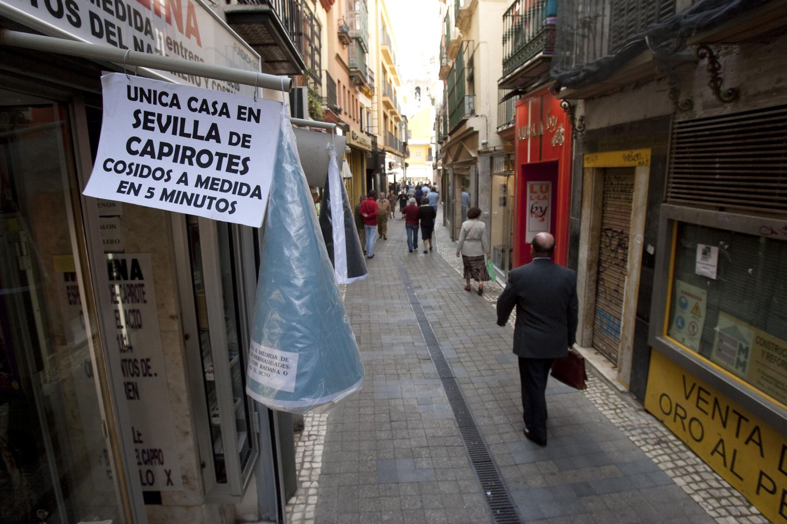Los negocios tradicionales de la calle Alcaicería