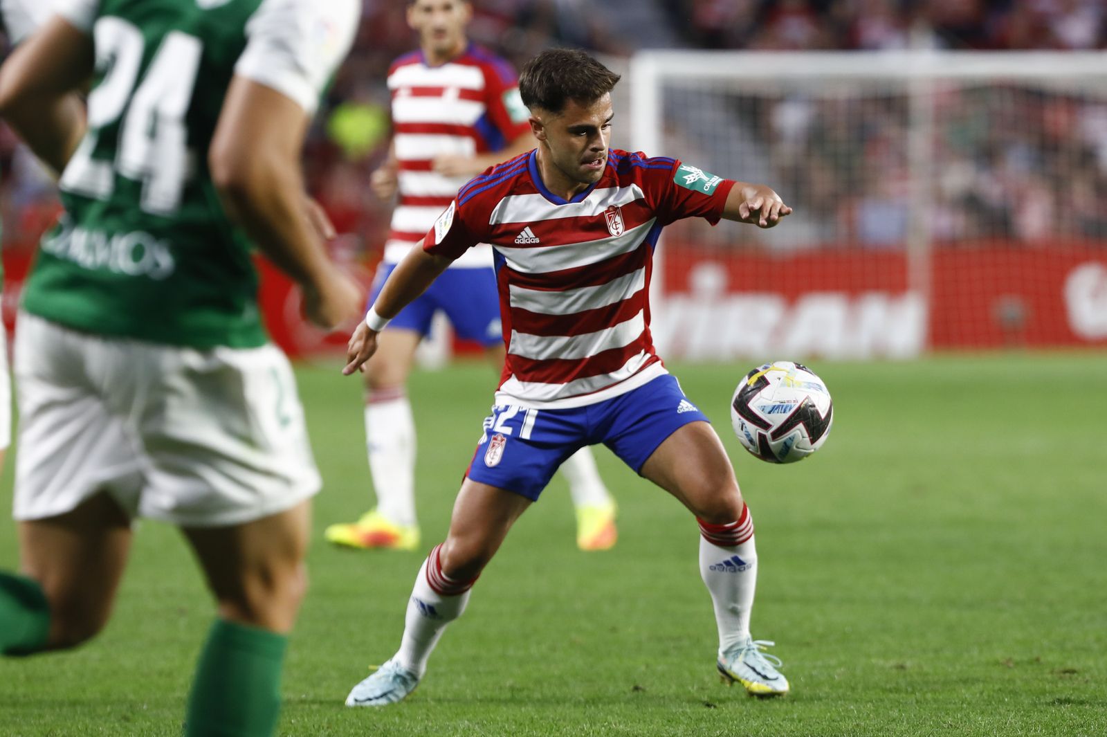 Melendo, en una acción del partido jugado por el Granada CF ante el Huesca