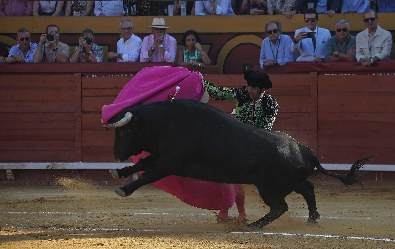 Fotos de la corrida del viernes de la Feria Taurina de Algeciras 2023: Morante de la Puebla, Emilio de Justo y David Galván
