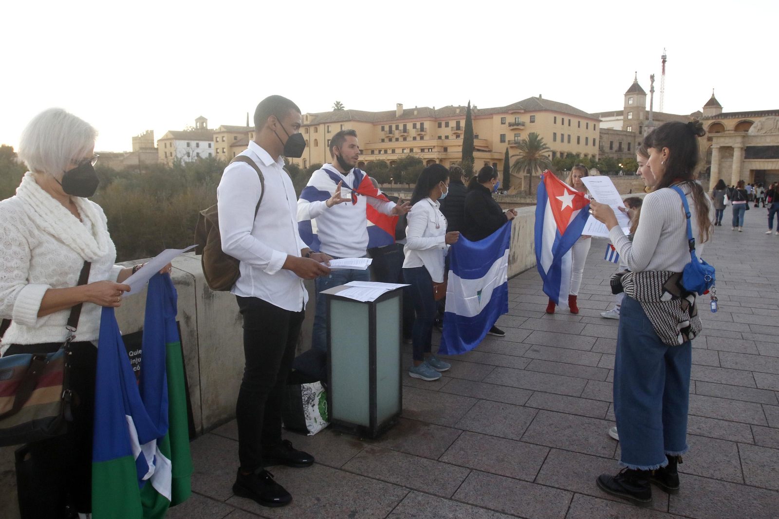 La Asociación Cubano-Cordobesa en la última concentración que tuvo lugar en el Puente Romano.