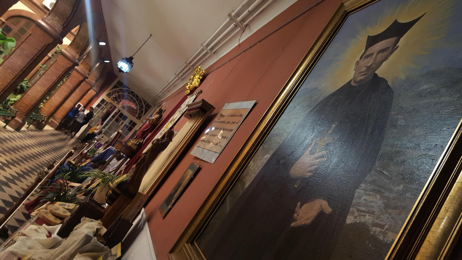 Retrato del padre Arnaiz realizado por Raúl Berzosa, durante la exposición dedicada al sacerdote en las dependencias de la Compañía de Jesús.