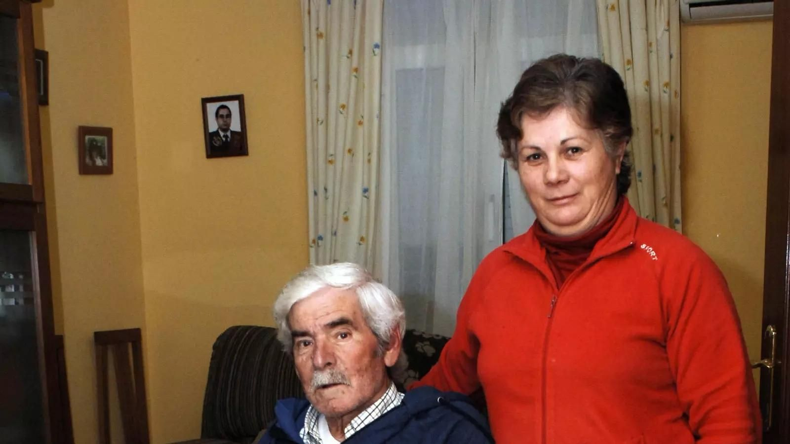 Juan carretero, en una imagen con su esposa, falleció hace años.