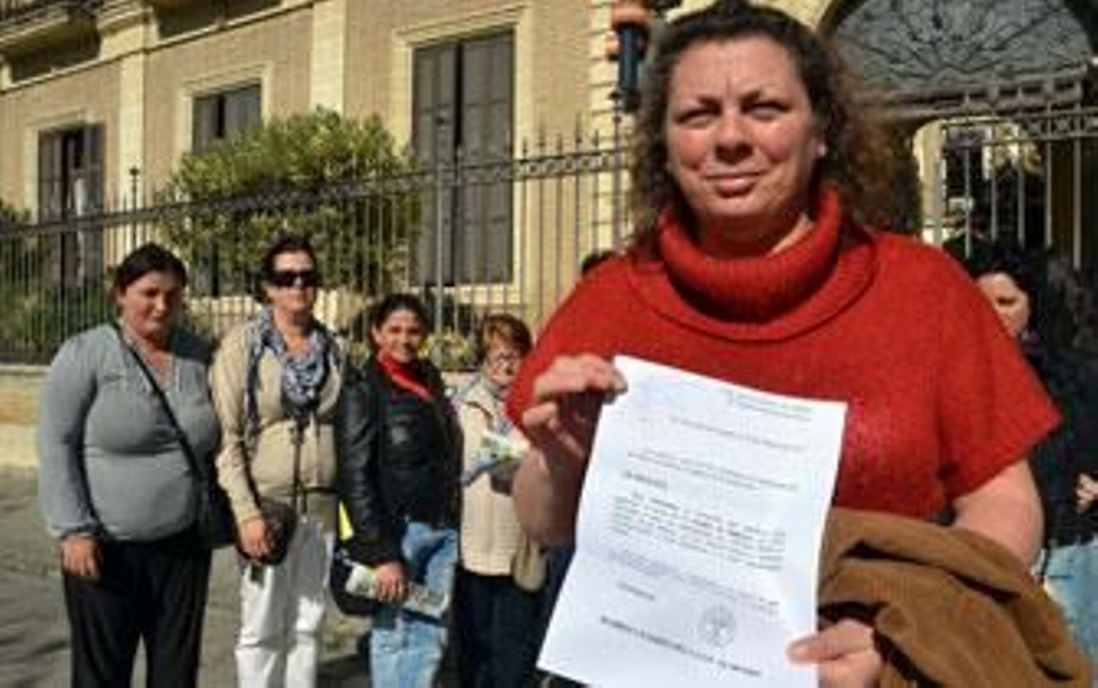 La presidenta del Ampa de El Retiro muestra, ayer ante la comisaría, la carta remitida a la alcaldesa./Manuel Aranda