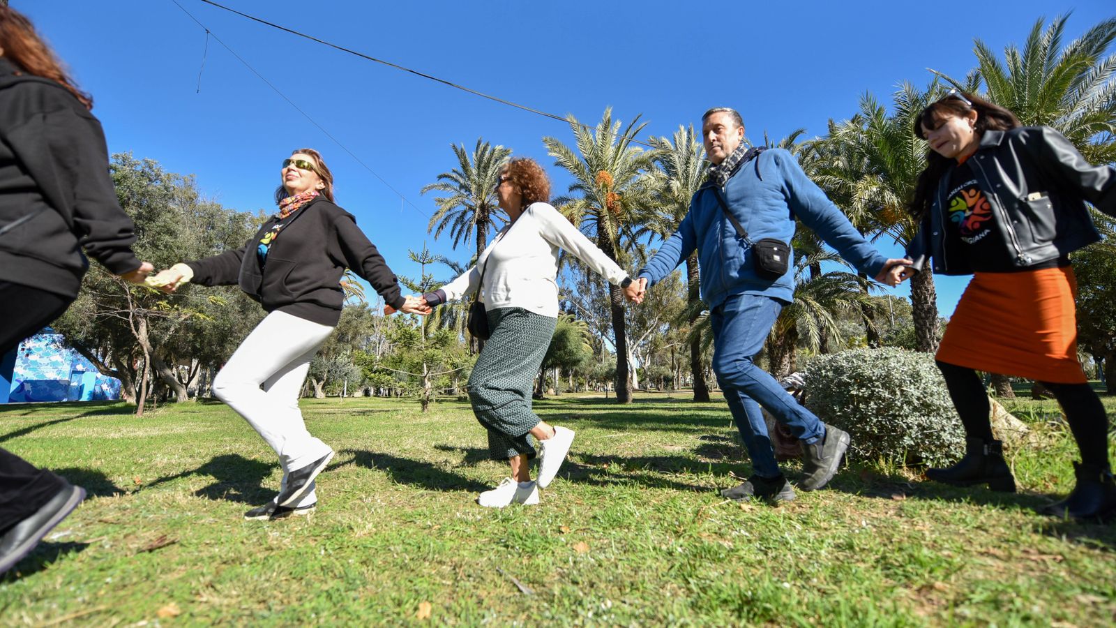 Danza circular en la parque Princesa Sofia, en imágenes