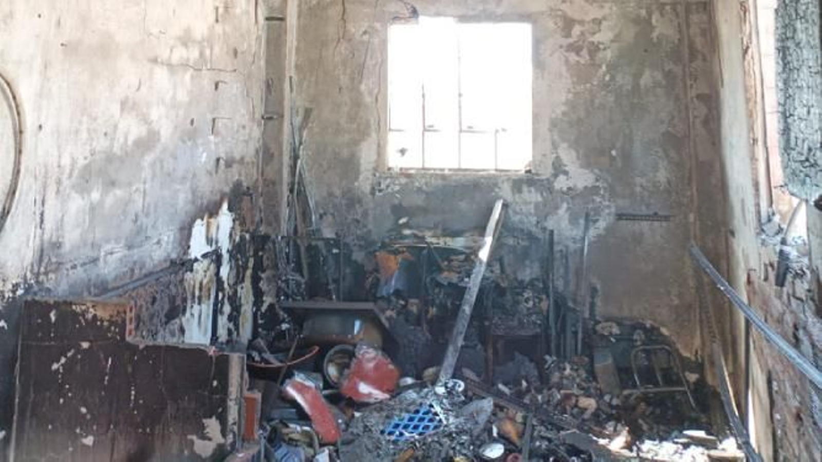 El estado en el que quedó la estancia afectada por el fuego.