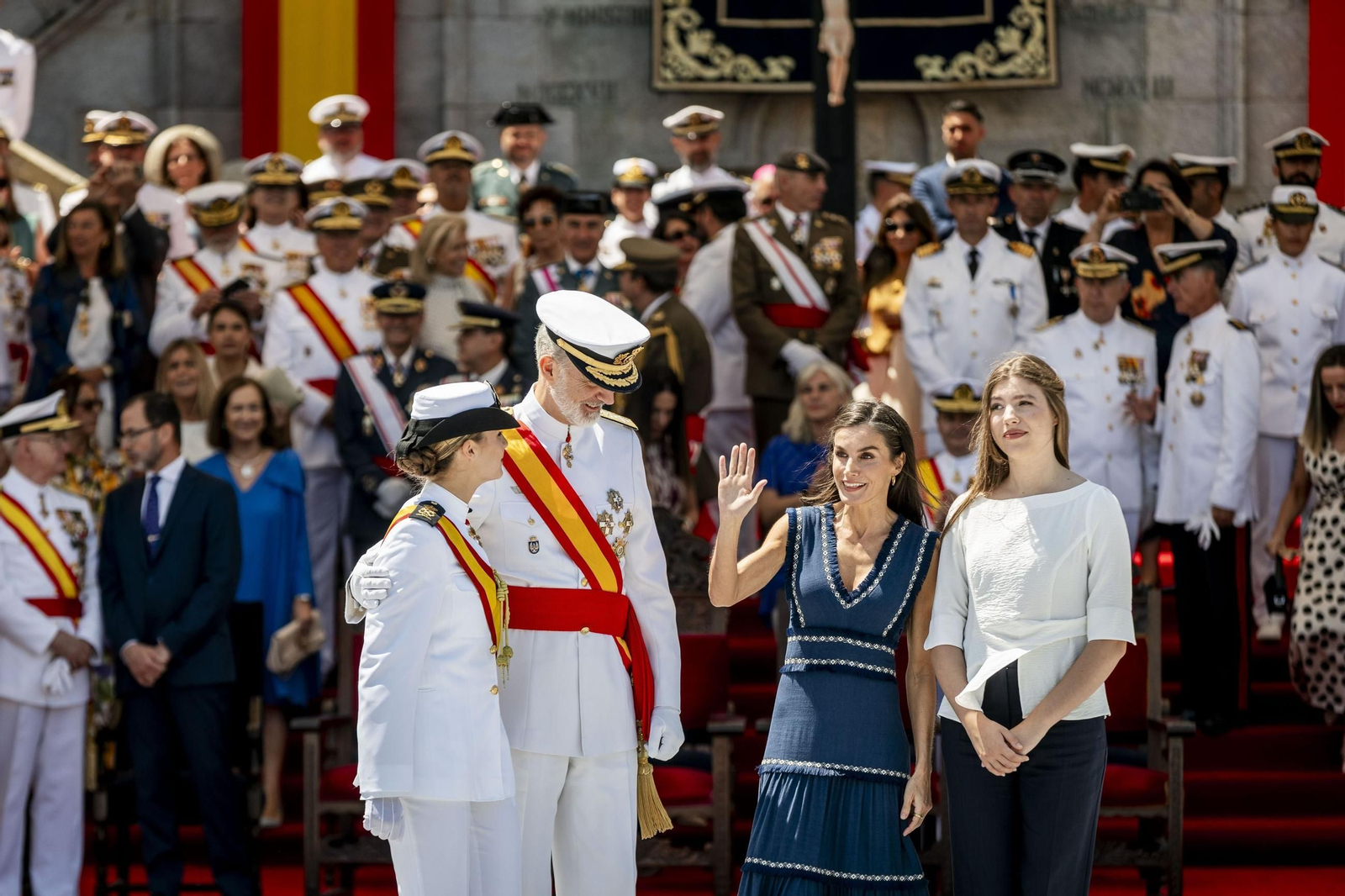 La princesa Leonor termina su formación en la Armada recibiendo de manos de su padre la Cruz al Mérito Naval