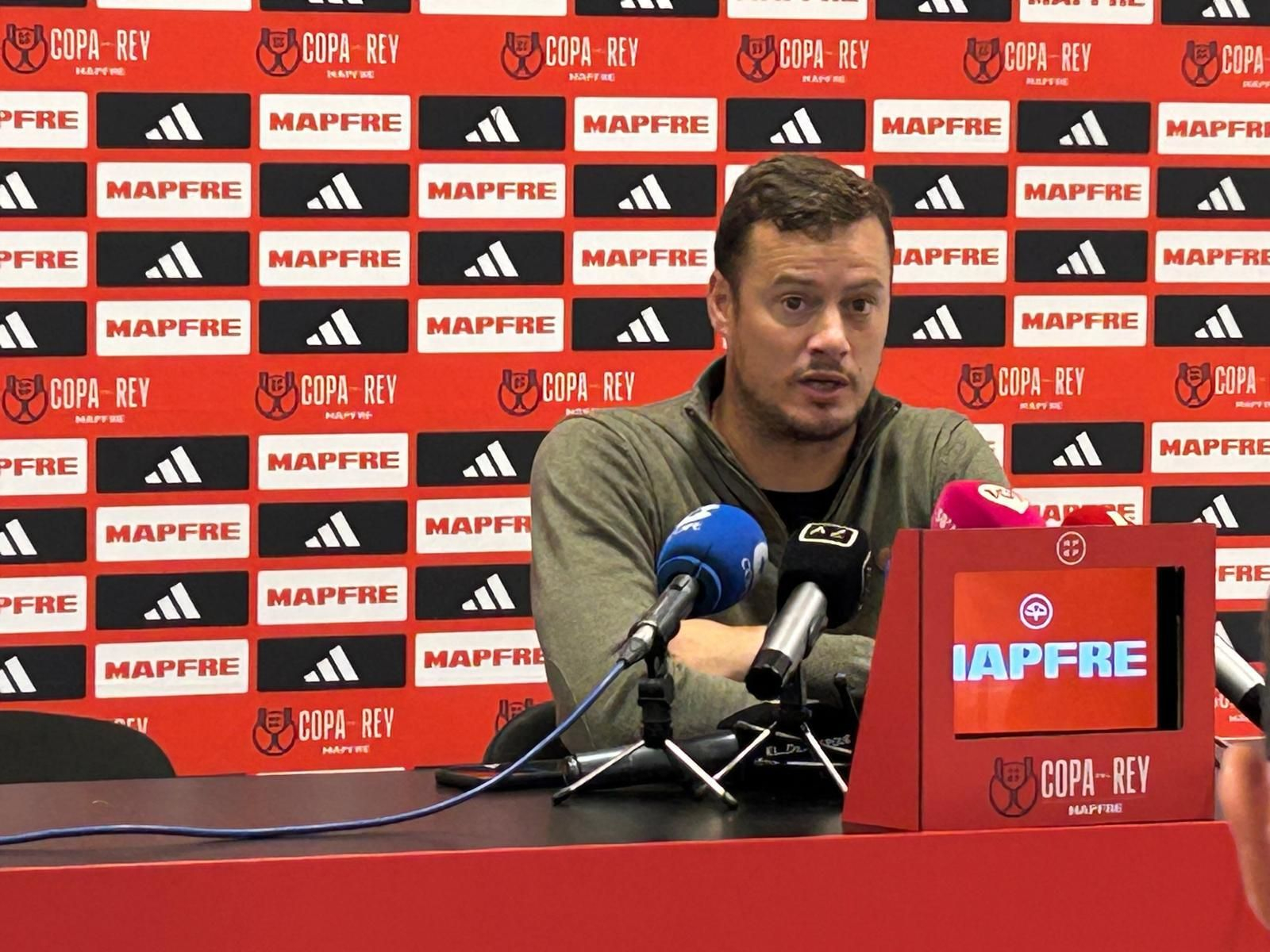 Oriol Riera, en la sala de prensa. Oriol Riera, en la sala de prensa.