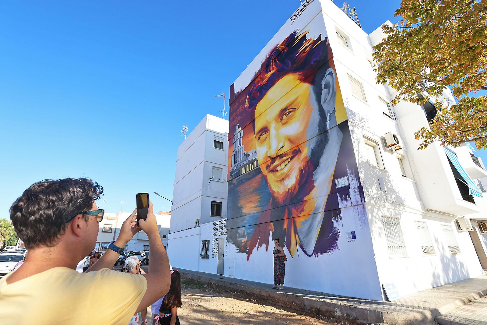 Imágenes de la inauguración del mural homenaje a Manuel Carrasco en Isla Cristina