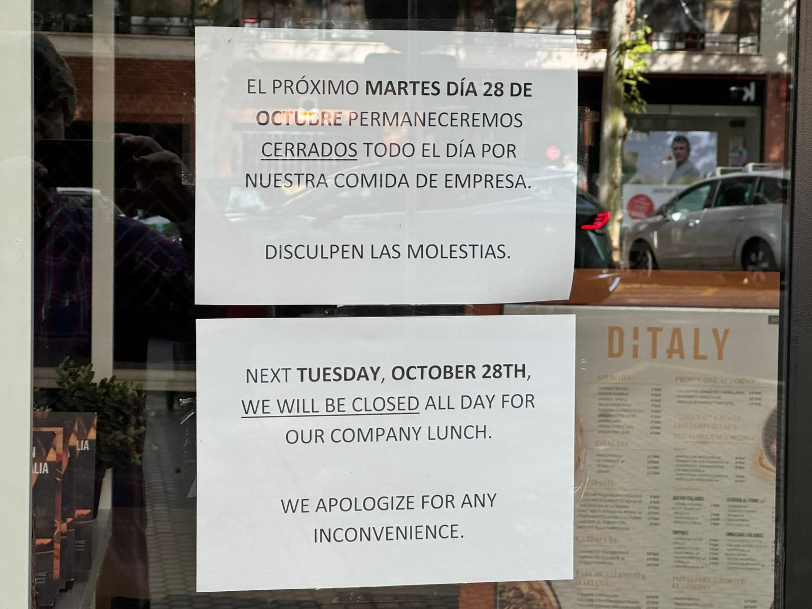 El cartel colocado esta semana en un negocio de Sevilla.