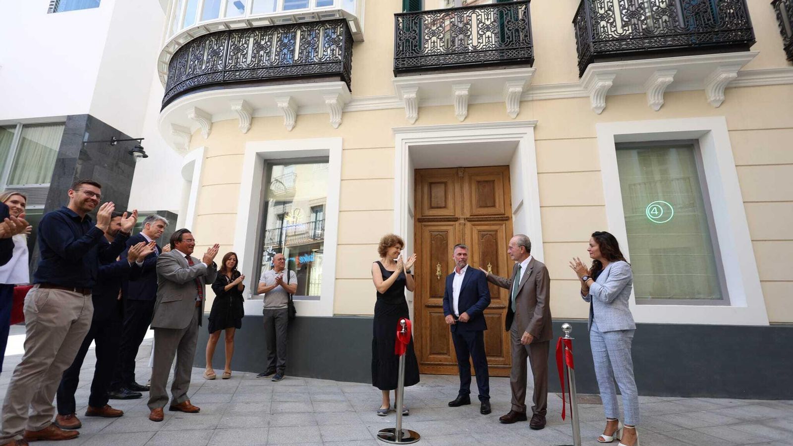 Distintas autoridades tras el corte de la cinta a las puertas de la Mundial. Distintas autoridades tras el corte de la cinta a las puertas de la Mundial.