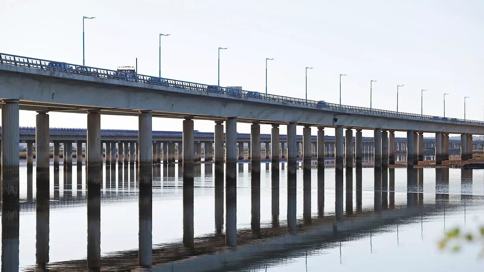 Coches circulando por el Puente del Odiel.