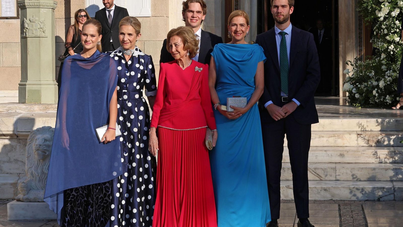 La reina emérita, sus hijas y nietos (Irene, Juan y Miguel), posan ante el templo de la boda de Teodora de Grecia