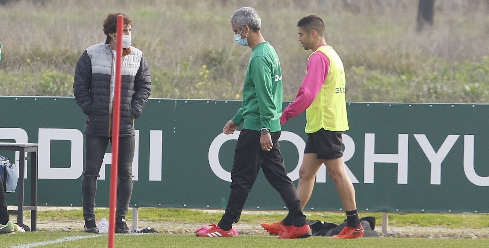 Jesús Álvaro se retira con gesto serio tras sufrir el percance que le mantiene con molestias.