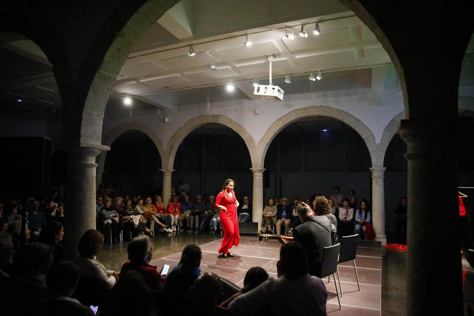 El Centro Andaluz de la Fotografía de Almería presenta el calendario 2025 con la actuación de la bailaora María Moreno, en imágenes