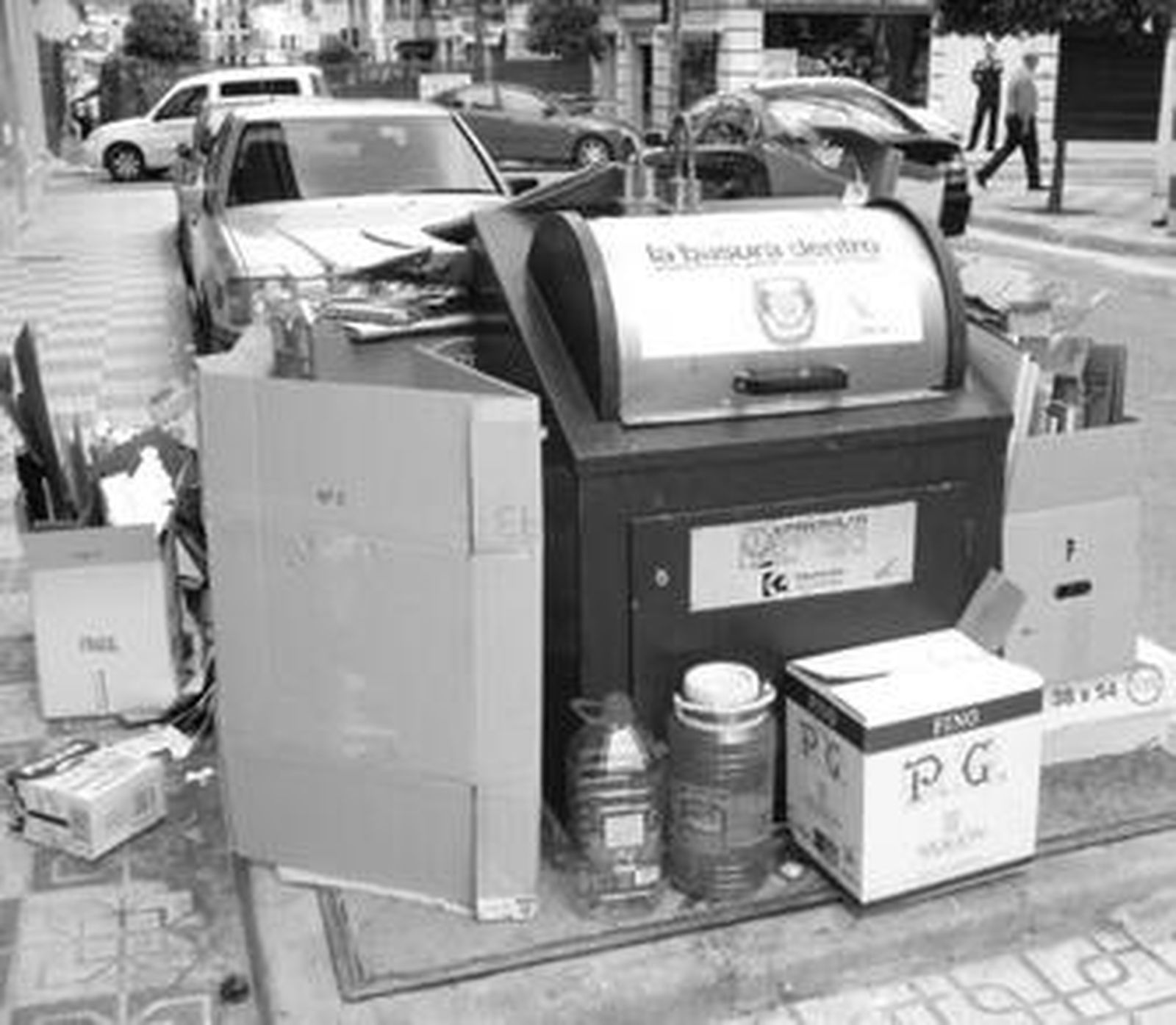 Basura apilada fuera de un contenedor en una calle de la ciudad de Lucena.
