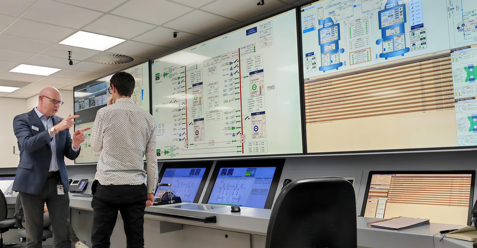 Brendan O'Keeffe (izq), director de Operaciones del CSMART, en uno de los simuladores de la sala de control del motor