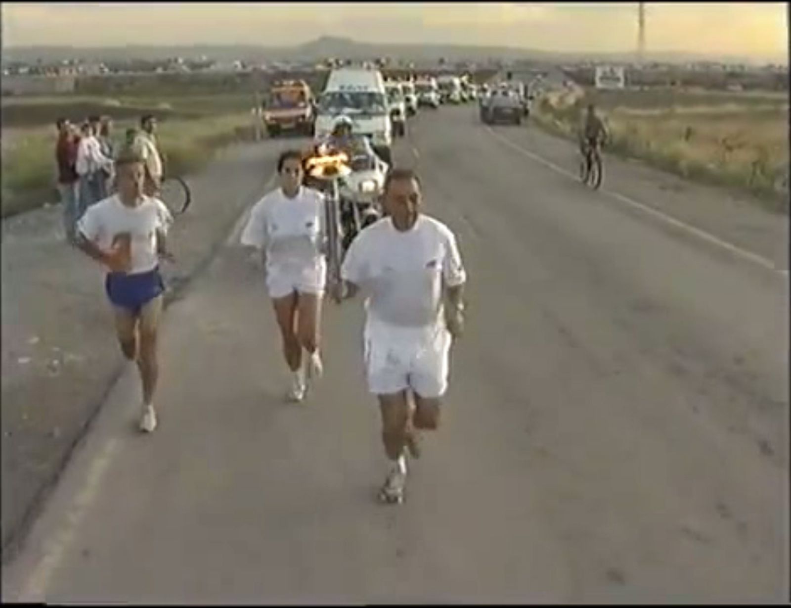 1. Llegada desde Armilla. 2. Manolo Robles, en la Avenida Dílar. 3. Jesús Ortega, en Puerta Real. 4. Francisco Barranco acompaña a Esteban Montiel. 5. Jesús Quero y Montiel encienden el pebetero del Palacio.  6. Un ciclista cerca de El Fargue.