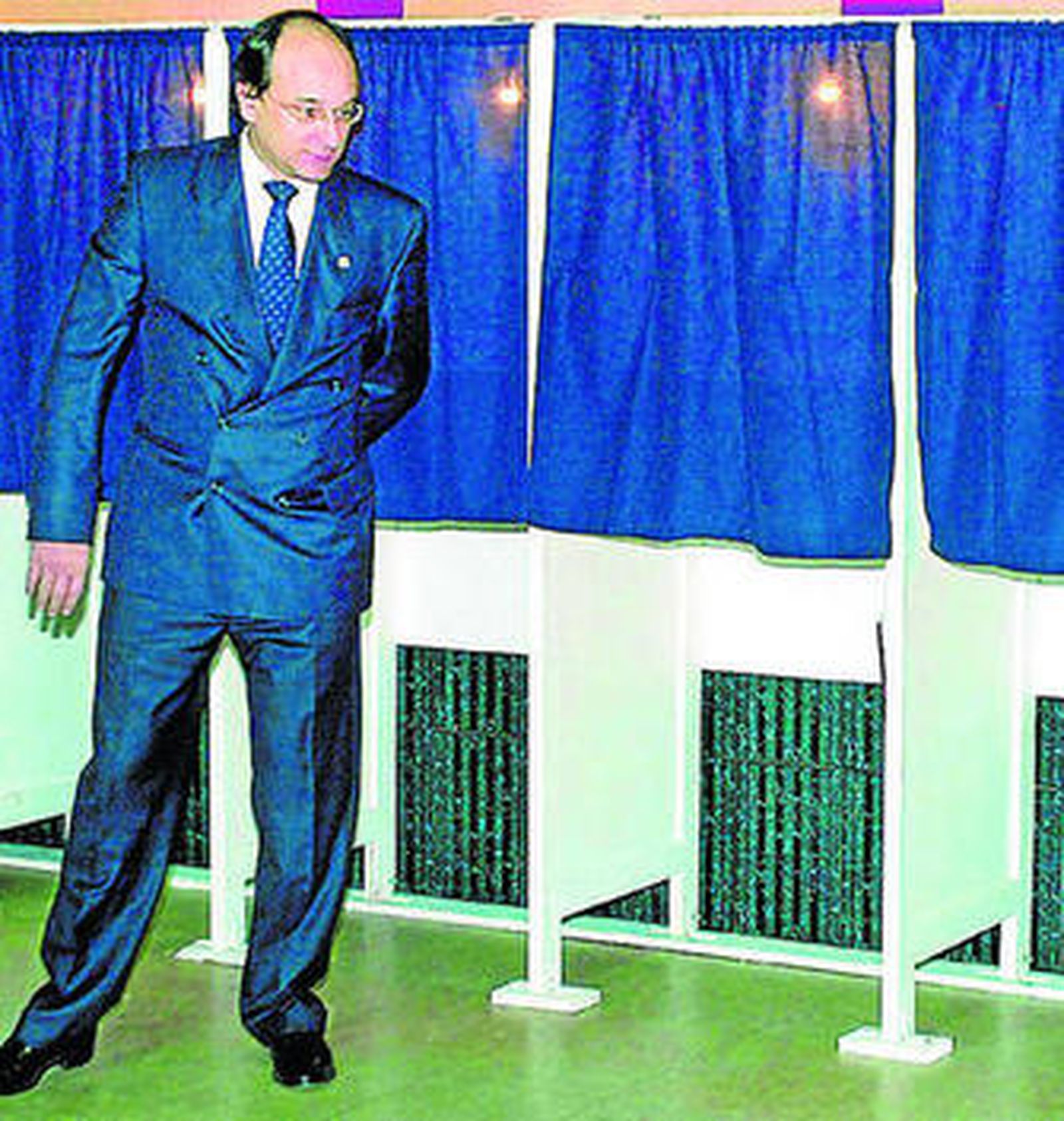 Peter Caruana se dispone a votar en su colegio electoral.