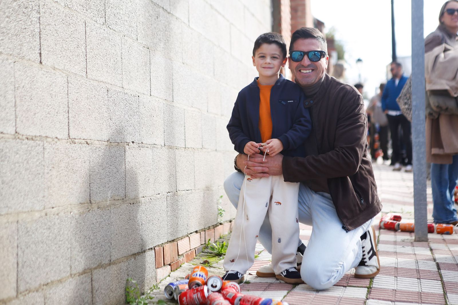 Búscate en las fotos del arrastre de latas 2026 en Los Barrios