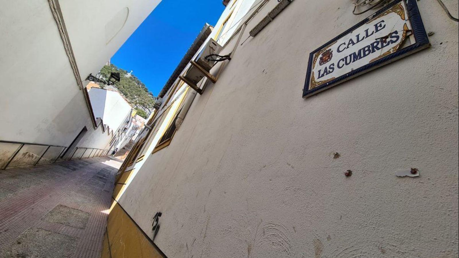 Empinada cuesta en la calle Las Cumbres de Jaén. Empinada cuesta en la calle Las Cumbres de Jaén.