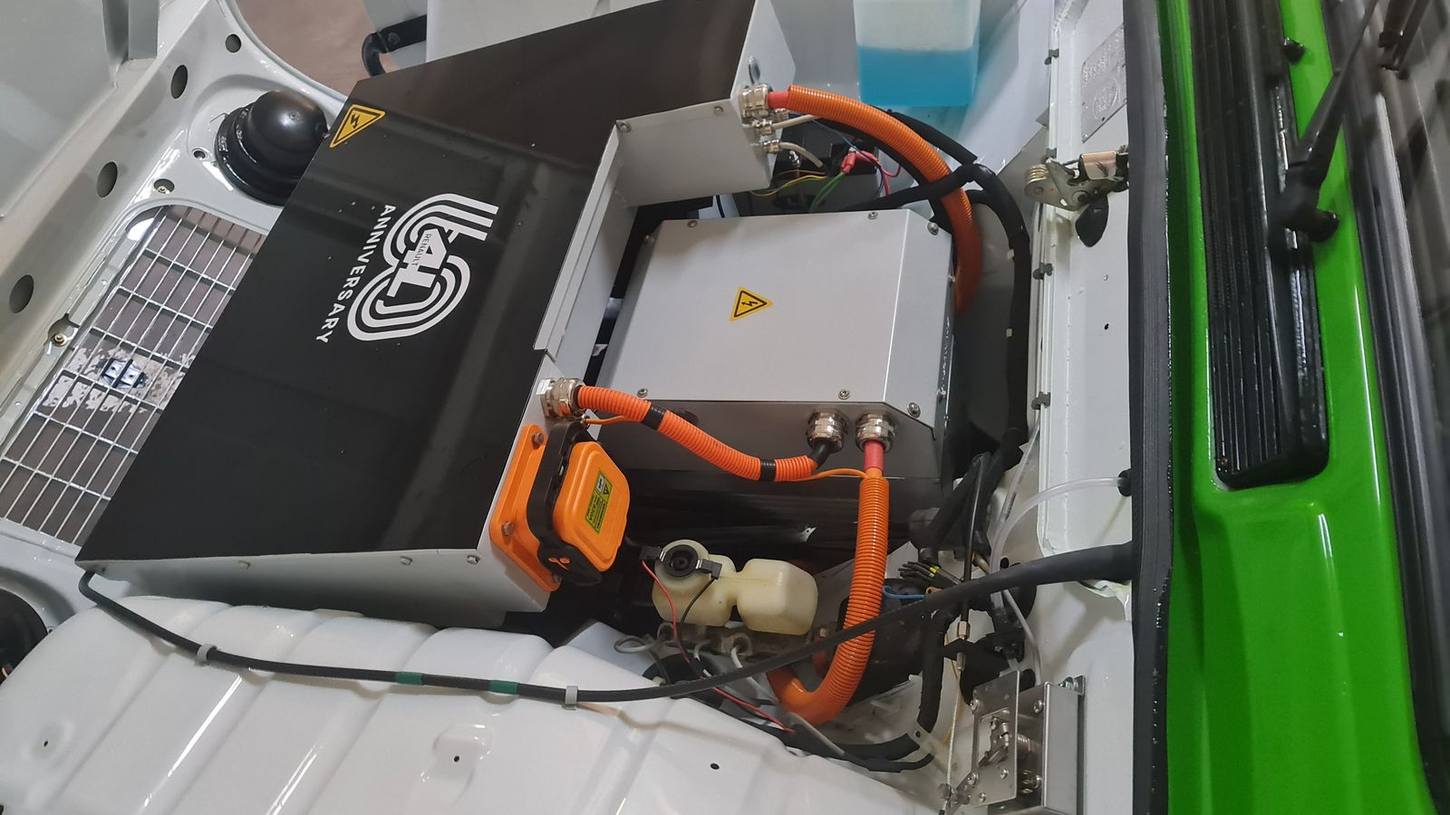 Renault ha ido más allá de un cambio de imagen: también ha transformado para la ocasión una unidad del R-4L en eléctrica.