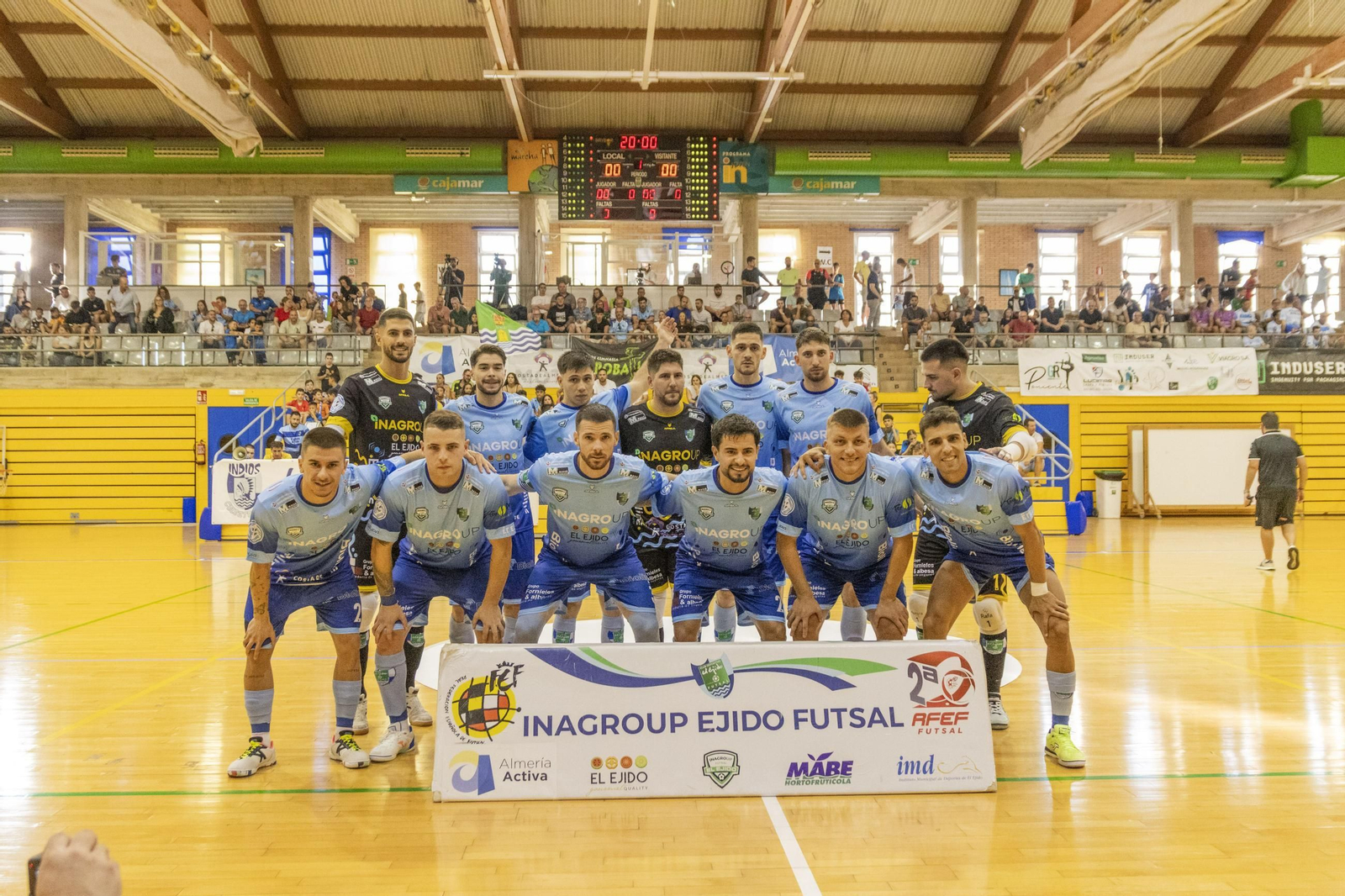Los celestes posan en el centro de la pista antes del comienzo de un encuentro de este curso en casa. Los celestes posan en el centro de la pista antes del comienzo de un encuentro de este curso en casa.