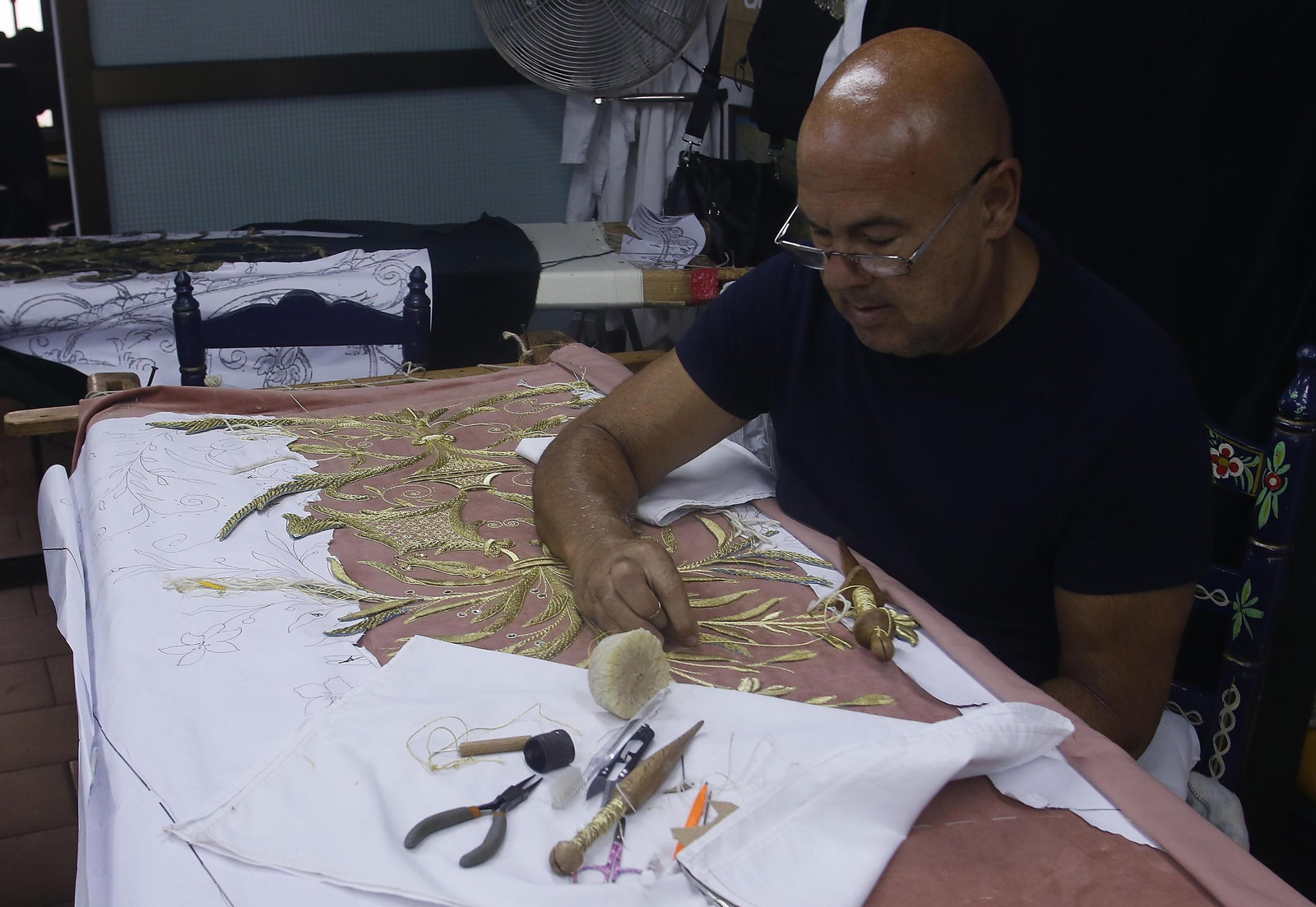 Francisco Carrera Iglesia, en su taller de bordados.