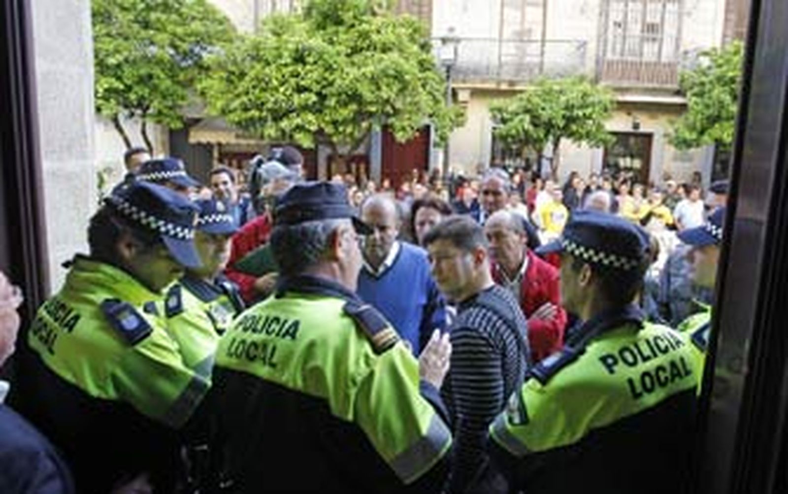 La mitad de la plantilla municipal de Jerez protesta por el impago de parte de sus nóminas