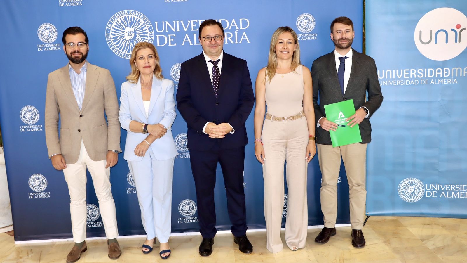 Autoridades presentes en la clausura de la Universidad de Mayores.