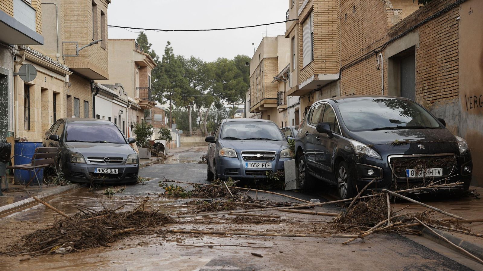 Así han quedado las calles de Valencia: desolación, barro y coches amontonados