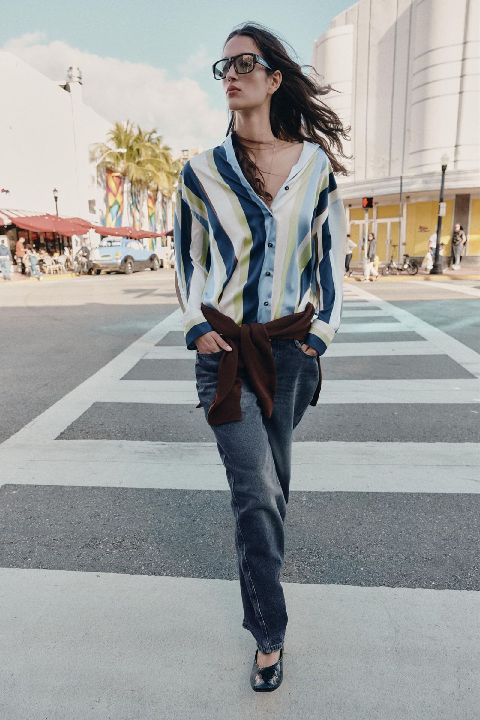 Blusa de rayas verdes y azules de Zara.