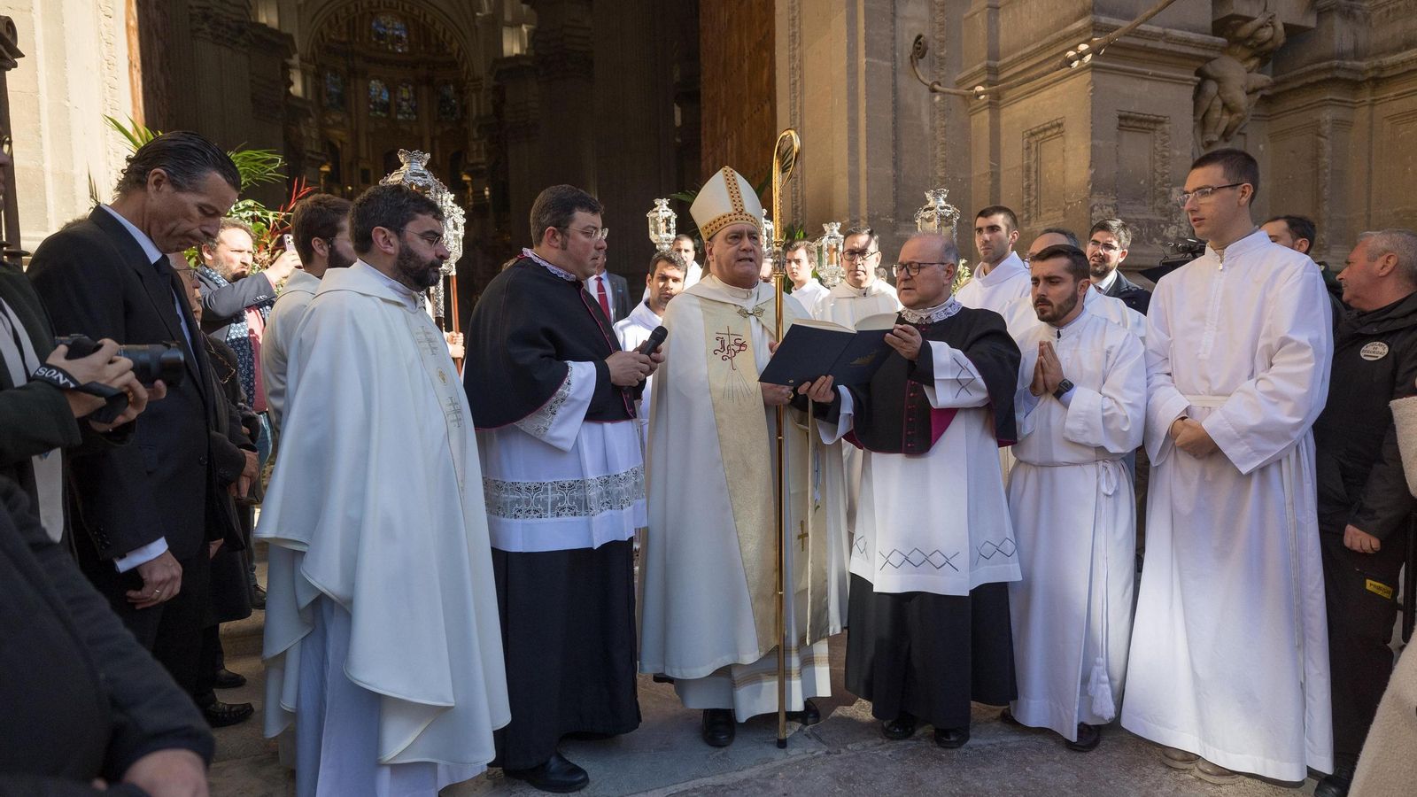 El arzobispo, José María Gil Tamayo, antes de cruzar la puerta principal de la Catedral.