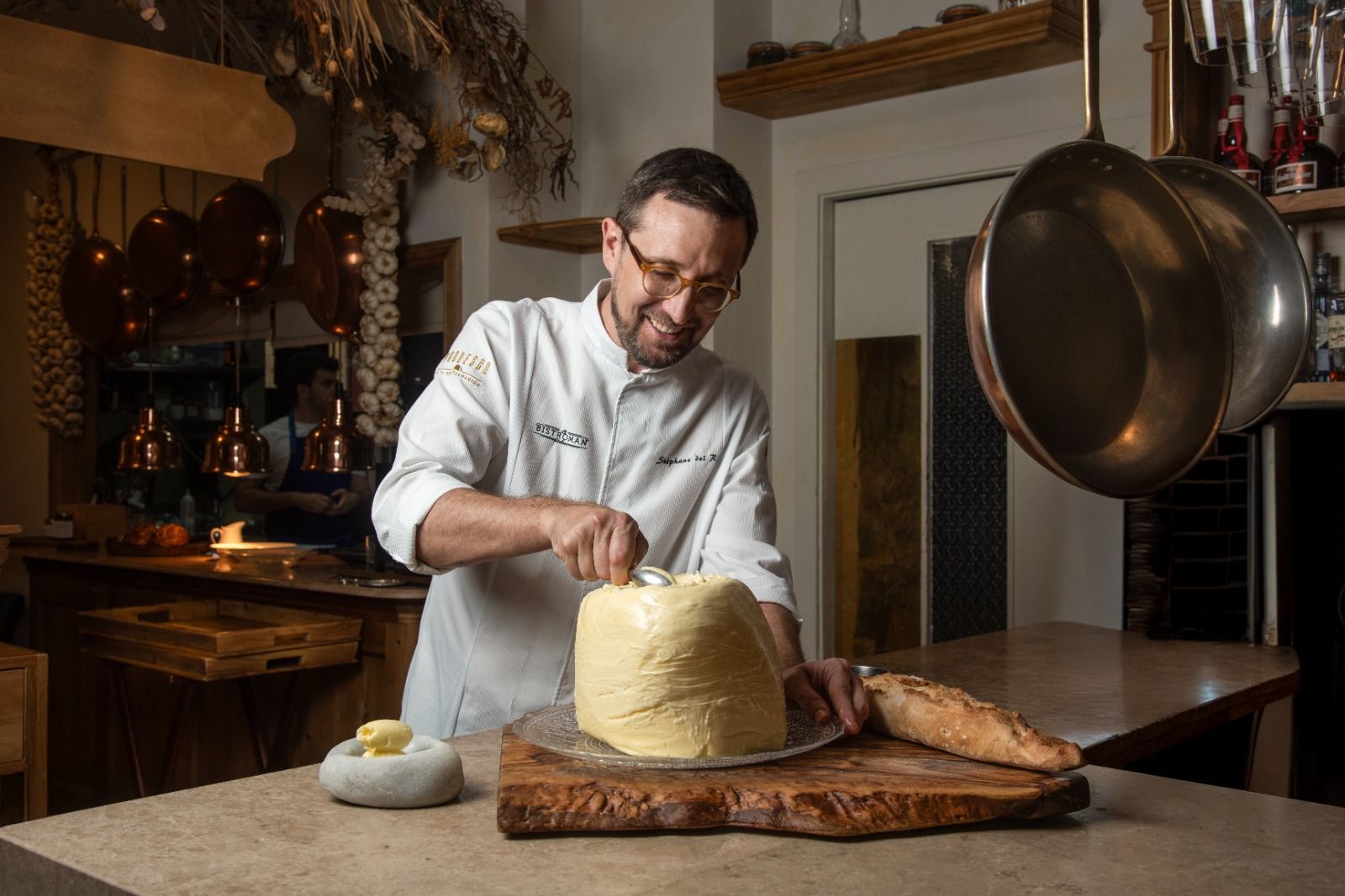 Stéphane del Río ante un bloque de buena mantequilla.