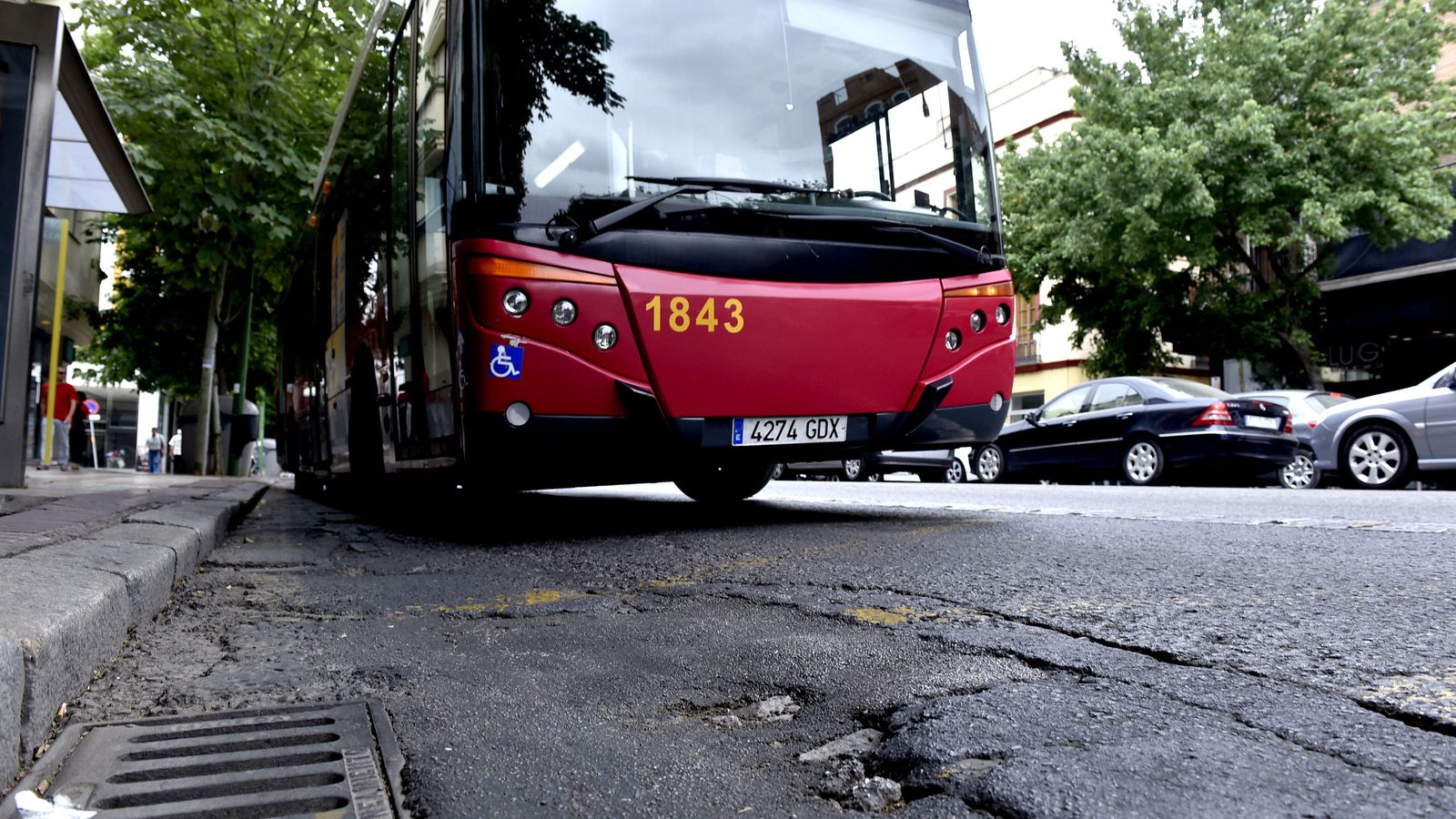 Un autobús en una parada de Menéndez Pelayo.