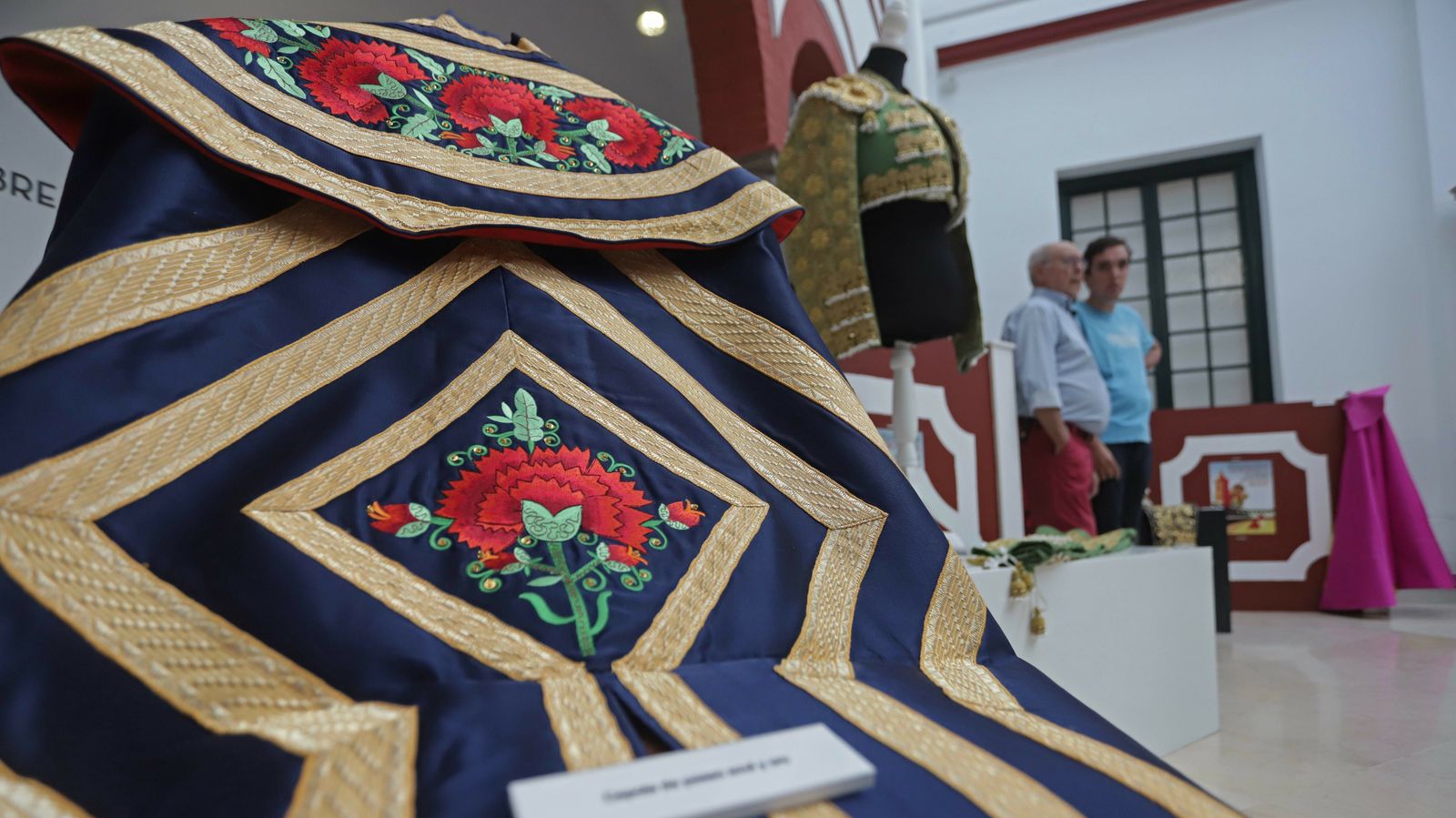 Exposición de fotografía taurinas y trajes de toreo en el museo de Algeciras