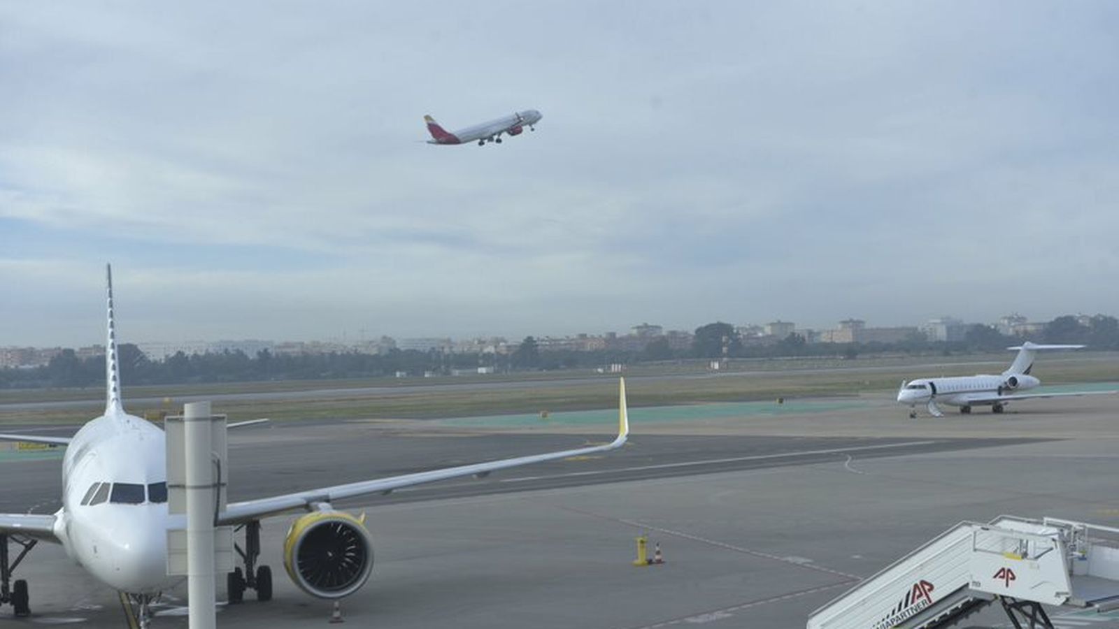 Aviones saliendo del aeropuerto de Sevilla