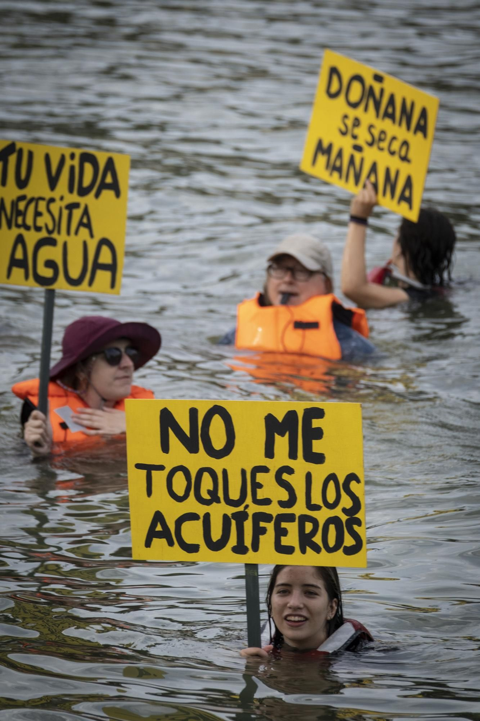 Una activista denuncia la situación de los acuíferos.