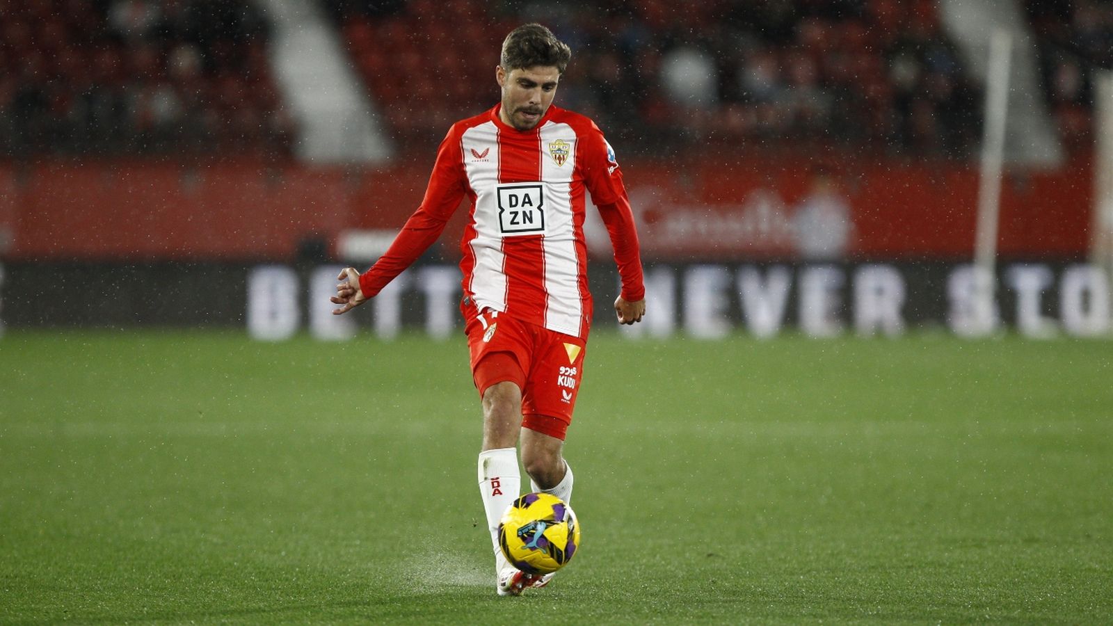 Alejandro Pozo se proyecta en ataque en el encuentro frente al Málaga.