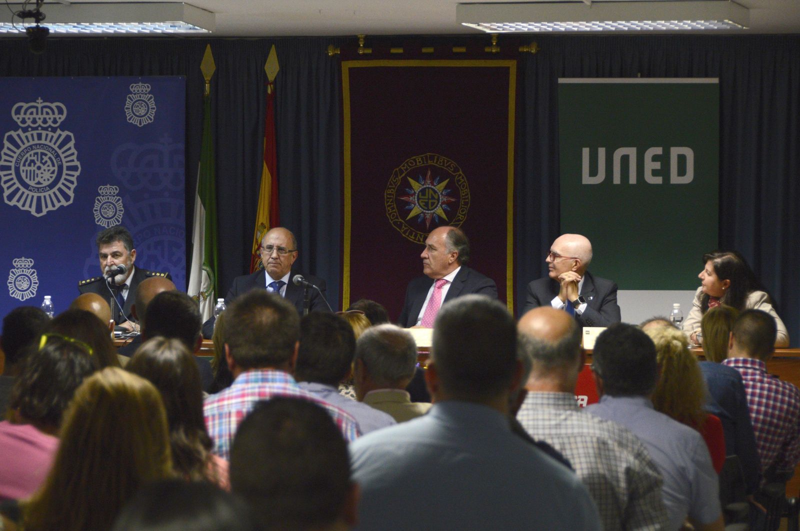 El comisario jefe, Pedro Ríos, y el número dos de la Policía Nacional, Florentino Villabona, junto al alcalde de Algeciras, José Ignacio Landaluce, ayer.