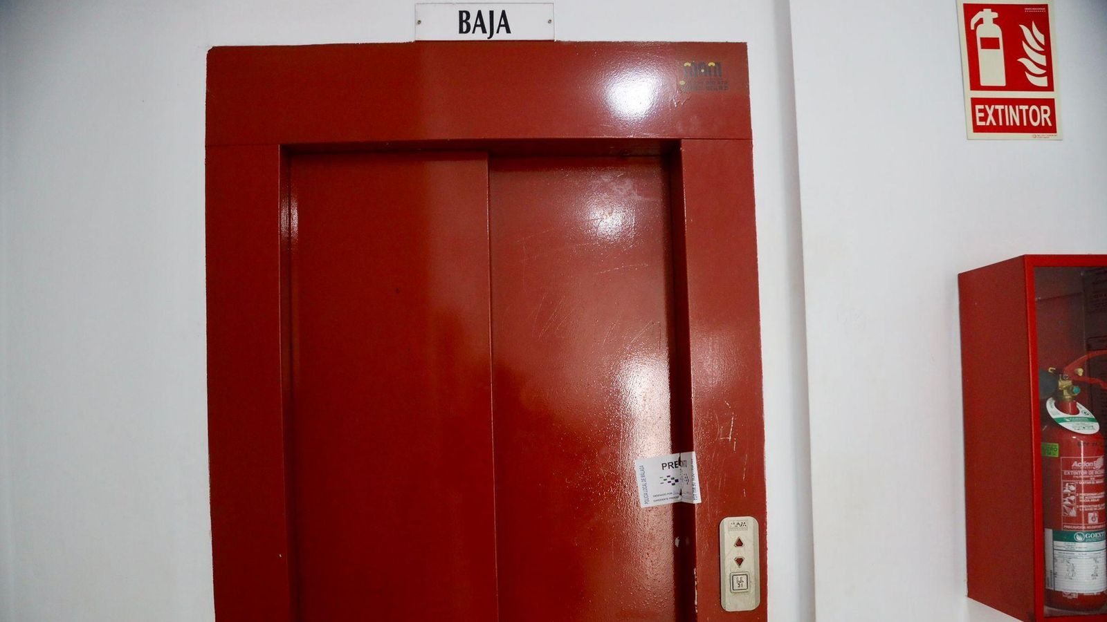 Puerta del ascensor con el precinto de la Policía Local