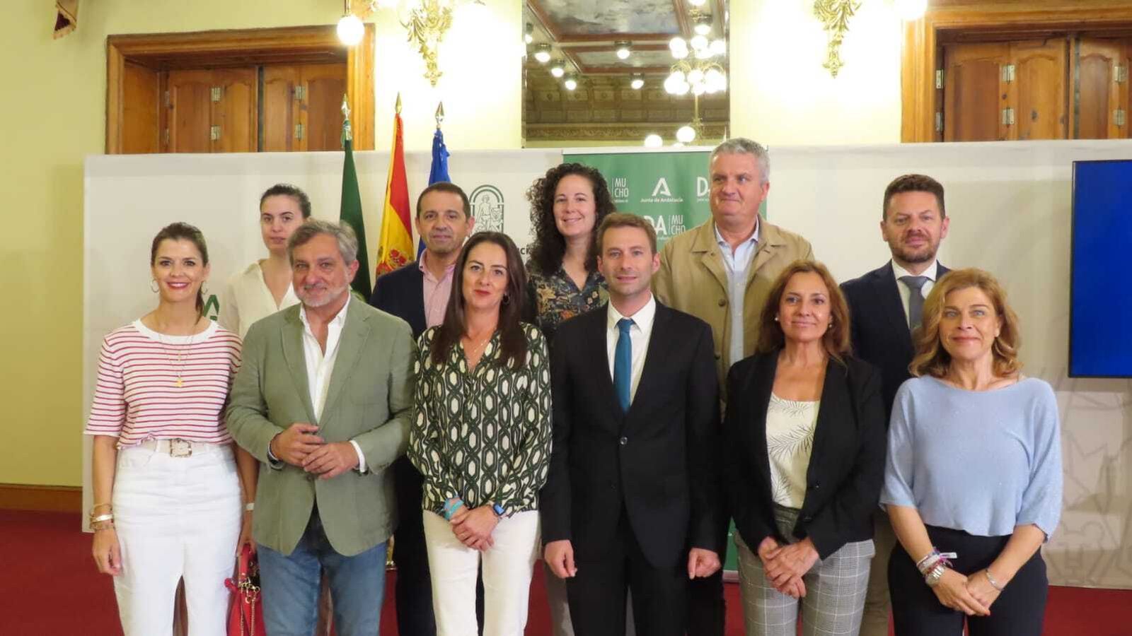 La Junta presenta la campaña de acogida que busca en Almería familias que puedan aportar cariño a más de 350 menores tutelados que hoy viven en centros