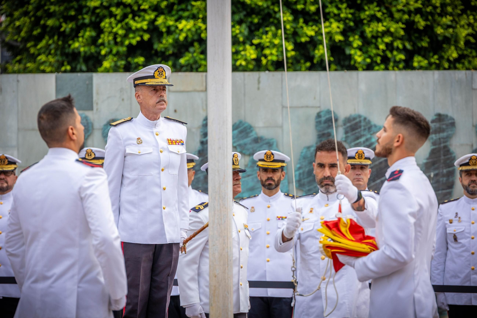 Solemne izado de la bandera en el centro de San Fernando, en imágenes