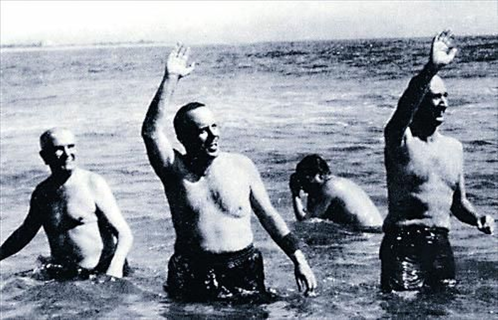 Manuel Fraga se baña en una playa de la localidad almeriense de Palomares junto al embajador de EEUU  tras caer un proyectil de un avión norteamericano en ella por accidente. /EFE