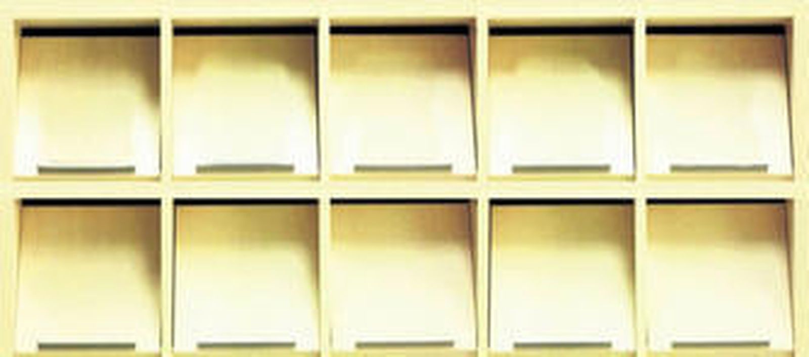 11. ¿Quién ha robado mi trono? G. Keselman; Bruño; 12,95 euros. 12. Espero un hermanito. M. Vilcog; Corimbo; 11,90 euros. 13. ¡Julieta, estate quieta! R. Wells; Alfaguara; 12,95 euros. 14. Amo amar, amor. G. de Kockere; Barbara Fiore Edita; 15 euros. 15. Paisaje de amor. J. Liao; Barbara Fiore Edita; 18 euros. 16. Dos que se quieren. Jürg Schubiger; Barbara Fiore Edita; 14 euros.