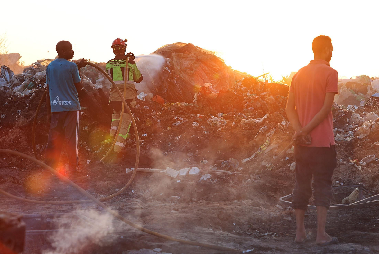 Las imágenes del incendio en un asentamiento en Lucena del Puerto