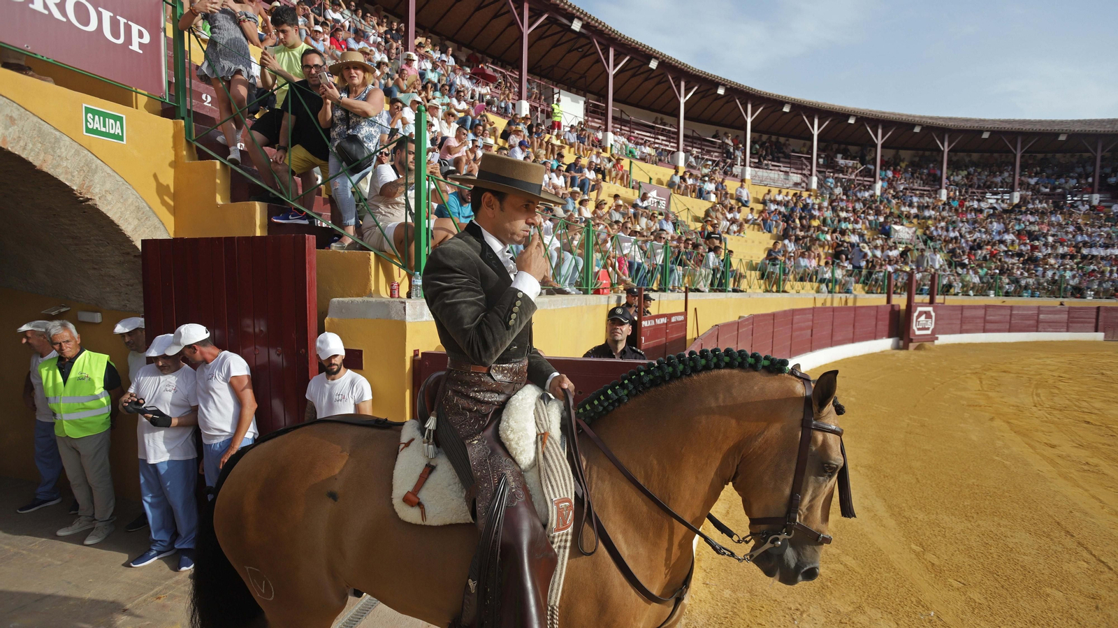 Fotos de la corrida del jueves de la Feria de La Línea: Diego Ventura, José María Manzanares y Roca Rey