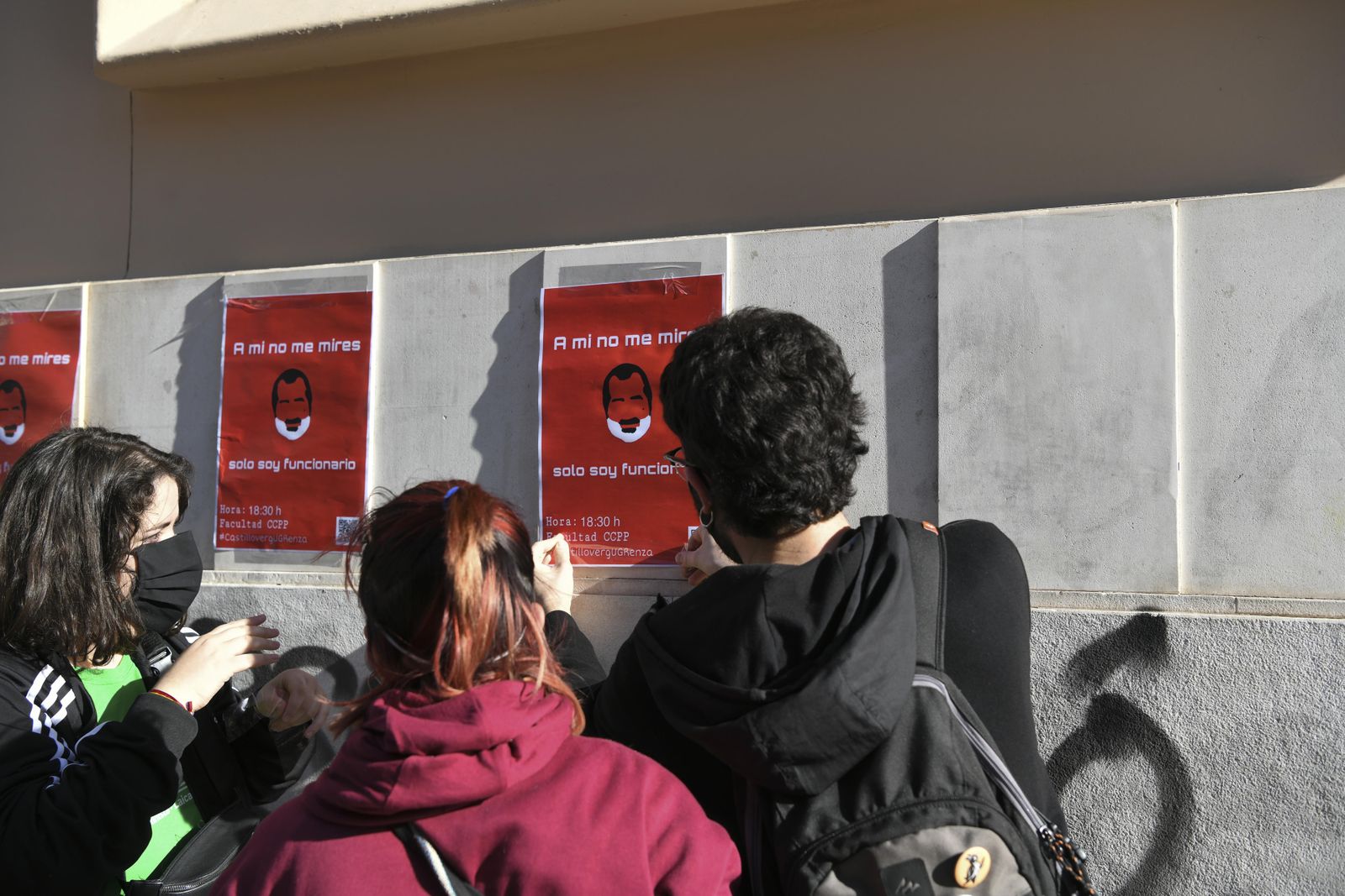 Sentada y pegada de carteles contra la "mala praxis" de un profesor de la UGR